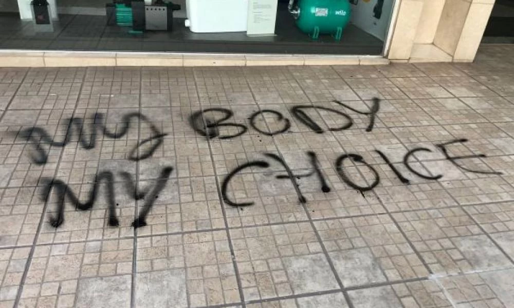 Πορεία βρίσκεται σε εξέλιξη στα Κάτω Πετράλωνα για τον βιασμό της 50χρονης καθαρίστριας